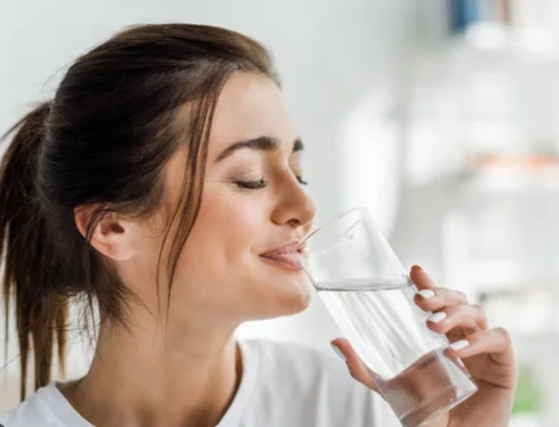 14 Tips To Staying Hydrated And Combating Dry Skin